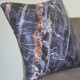 GRECHETTO - coussin 45x45 cm satin bleu imprimé motif graphique