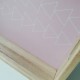 ROSEE - Plateau Bois - Motifs Triangles - Col. Blanc et Rose