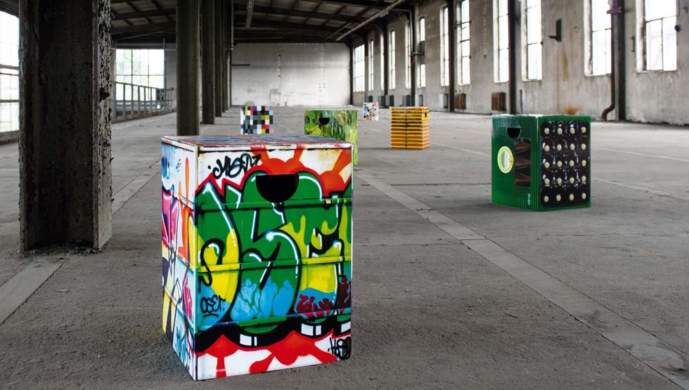 kolorados-tabouret-en-carton-graffiti-